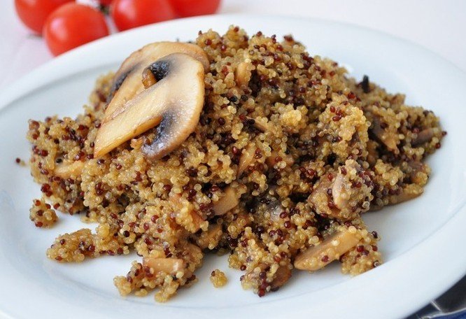 Плов из киноа с грибами
