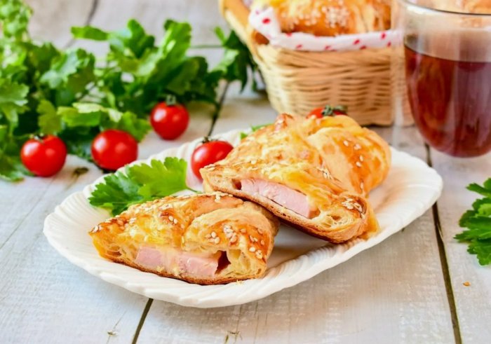 Закусочные слойки с сыром и ветчиной