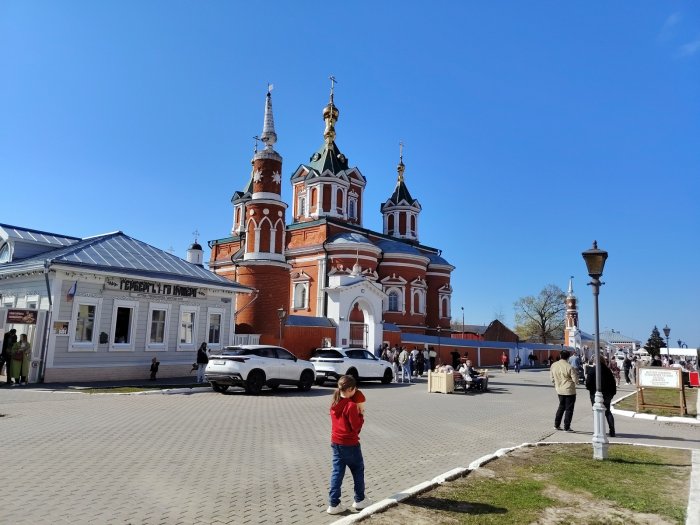 Коломенские контрасты по дороге в Кремль
